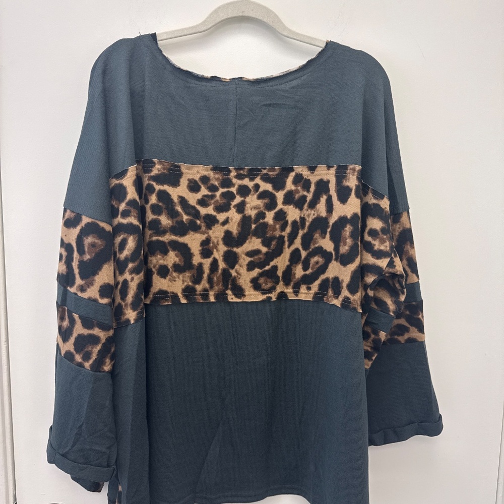 13. Umgee oversized Medium Leopard Print Women's Sweatshirt - Black and Brown - Picture 4 of 4